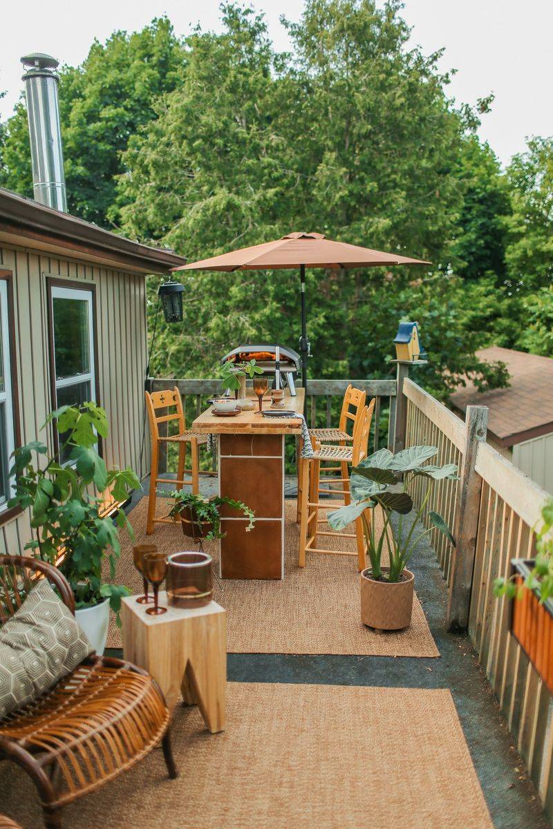 Relaxed '70s Patio