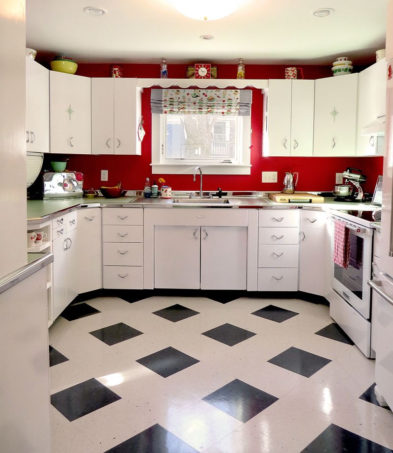 Retro '50s Diner Kitchen