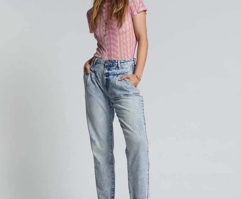 High-Waisted Jeans