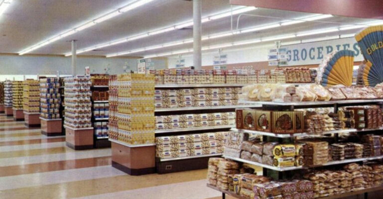 23 Incredible Moments Of American Grocery Stores Dating Back To The 1800s