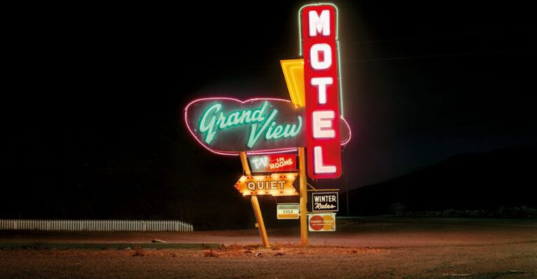 8 Retro Motel Trends That Should Stay Gone – And 8 We Seriously Miss From The ’50s And ’60s