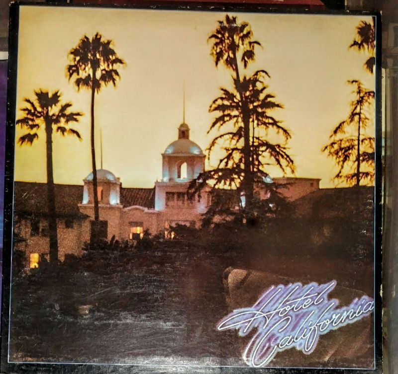 Hotel California – Eagles (1976)
