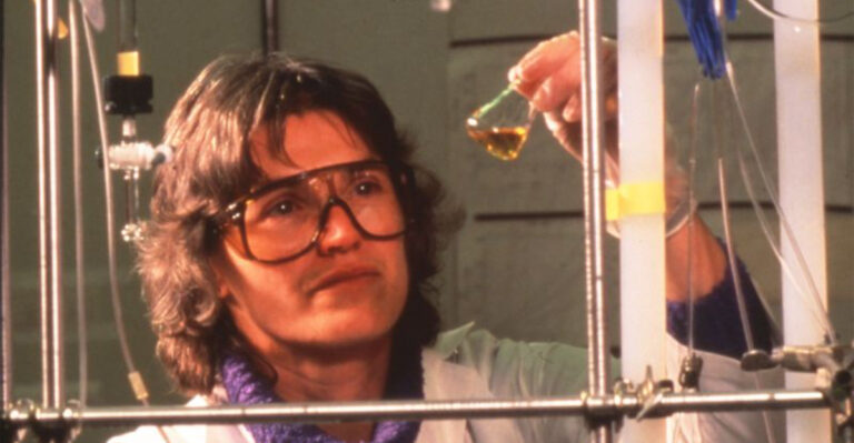 15 DIY Science Experiments From The ’60s That Would Be Absolutely Illegal In Schools Today